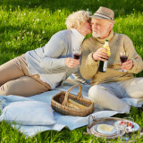 Senioren küssen sich beim Picknick